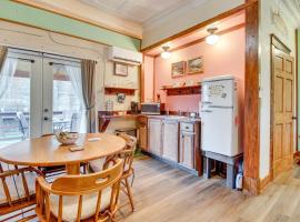 Walk to White River Cozy Studio, Driftys Hideaway，位于Cotter的酒店