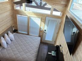 060A Brand New Cozy Cabin with Loft & King bed near Grand Canyon South Rim，位于瓦莱的酒店