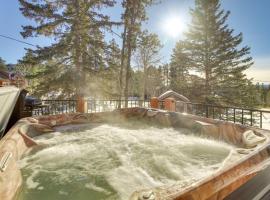 Cozy Lead Cabin with Deck Less Than 1 Mi to Ski Slopes!，位于利德的酒店