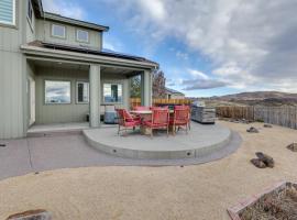 Mtn-View Escape with Hot Tub in Sparks!，位于斯帕克斯的酒店