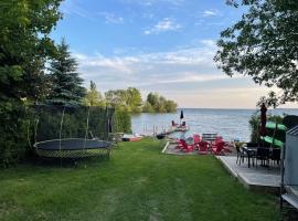 Swing Bridge Cottage on Lake Simcoe - Waterfront，位于Brechin的酒店