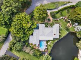 Amazing 8BR w Pool Lake ViewTons of Amenities，位于戴维的酒店
