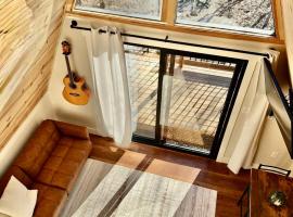 The Charlotte A-Frame cabin with mountain views，位于Wilsonville的酒店