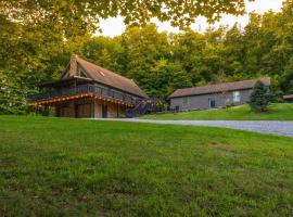 Home with Hot Tub, Pickleball and Disc Golf，位于Killbuck的酒店