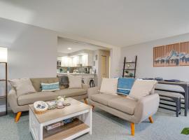 3 Mi to Killington and Pico Vermont Retreat!，位于Mendon的酒店