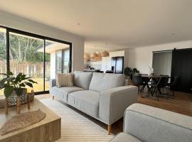 Modern Retreat for Friends, Family, or Fishing!，位于科罗曼德镇的度假屋