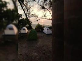 Nirvana beach tent stay，位于Tadri的豪华帐篷