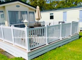 NEW FOREST Hoburne Bashley Holiday Park, Spacious Caravan Sycamore 201 Sleeps 6，位于新米尔顿的酒店