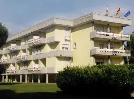 Residence with swimming pool in Luni Mare