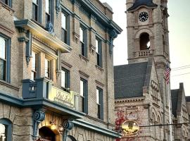 The Port Hotel，位于华盛顿港的带停车场的酒店