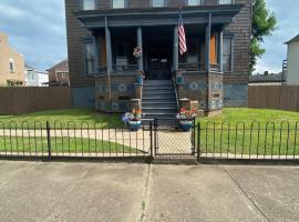 Charming Wheeling Island Home，位于惠灵的酒店