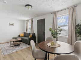 Leech Lake Views Quaint Stay Near Town & Hiking，位于Walker的酒店