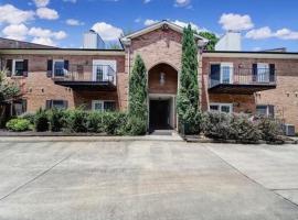 2 bedroom condo in heart of CLT，位于夏洛特的酒店