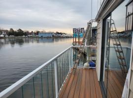 Float and Relax ON the Water Float Home，位于Forked River的酒店