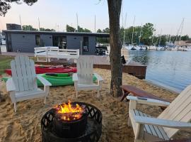 Panama Float Home Riverfront Fire Pit，位于Forked River的酒店