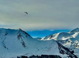 New Gudauri Redco TWINS-Premium Mountain Apartment Close The Gondola lift，位于古多里的度假村