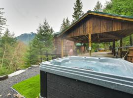 Grizzly Tower Packwood Cabin with Hot Tub!，位于帕克伍德的酒店