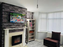 Cozy 2 Bedroom House in Bradford with 2 private car parking and garden，位于布雷得佛的酒店