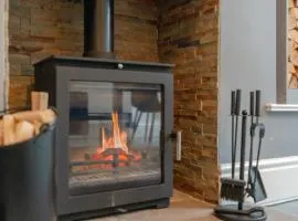 Glenroy Place - sleeps 7, private drive, log burner