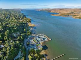 Tomales Bay Lodge and Marina Inc，位于因弗内斯的酒店