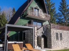 CASA NATURA - charming chalet with hot tub，位于Tuk Vojni的带按摩浴缸的酒店