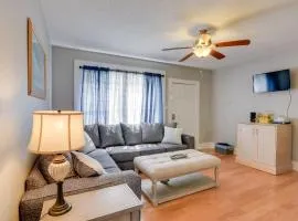 Beautiful Galveston Apt with Deck Less Than 3 Mi to Dtwn!