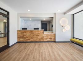 ECHO Suites Extended Stay by Wyndham Richmond West，位于里士满的酒店