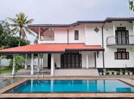 Tharan Villa，位于Polgasowita的酒店