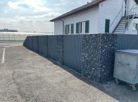 4-Zimmer-Einfamilienhaus mit Garten und Parkplatz，位于Volketswil的酒店