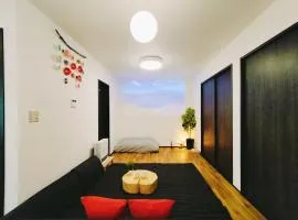 Tomarigi Perch とまりぎ - Kawaguchiko Station 10 minutes on Foot, 5 Double Bedding, 10 PAX, Convenience Store 4 minutes on Foot, Kawaguchiko Bus 9 minutes, Fuji-Q Highland 1 stop, A Quiet Inn Surrounded by Nature with Views of Mount Fuji