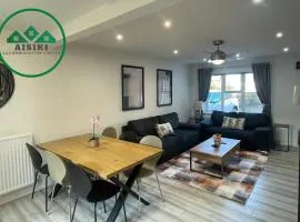 Aisiki Living at Hayes, 3-Bedroom, Pet Friendly House with Garden, Single or Double Beds with FREE Wi-Fi & PARKING SPACE