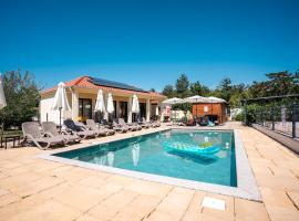VSG Resort - Relaxing Apartments, 200m from the Sea, with Pool, Sauna & Jacuzzi，位于科里米诺的酒店