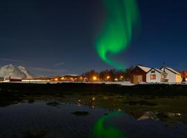 Unique romantic fisherman cabin!，位于Kvaløya的酒店