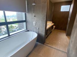 Astoria 4r3b 5minsklcc bathtub waterfilter newcondo bigbalcony，位于安邦的酒店