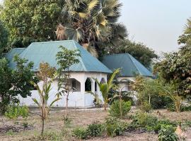 Mama Folonko Lodge with private Beach Paradise，位于Kartung的酒店