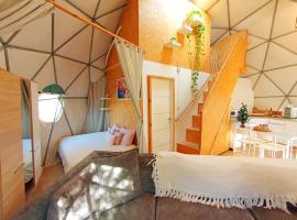 Olive Dome - כיפה גיאודזית ענקית ומודרנית בין עצי הזית，位于雅弗尼的酒店
