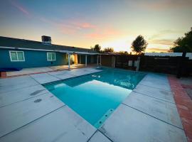 Western style pool home, 4 bedroom and large yard，位于阿普瓦里的酒店
