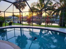 Cape Coral, Pool Home, On Fresh Water Canal, Fishing, Free Wi-fi & Game Room，位于珊瑚角的酒店