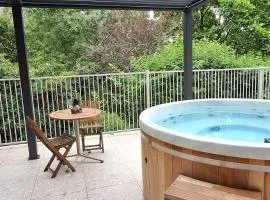 Treetop Retreat with Private Spa Mountain Views