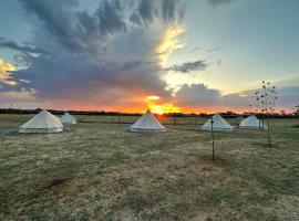 Glamping at Beltie Park，位于Targoora的酒店