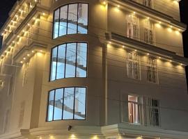 RadhaKrishna Executive Lodge，位于Tuljapur的酒店