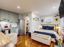 Near Beach and Commercial Street! Couples Retreat，位于普罗温斯敦的酒店