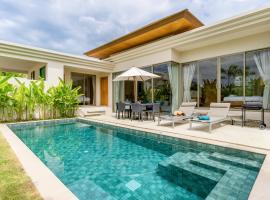 Casa Azure 19 - Brand New Villa with Private Pool and Gym with 24-7 Security - Just 15 Min to Bangtao Beach & Boat Avenue，位于Ban Thalat Choeng Thale的酒店