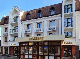 EVEREST Готель，位于波尔塔瓦的带停车场的酒店