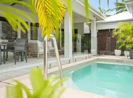 Sunhaven Palm Cove 3 Bedroom House with Pool, AC & Free Parking