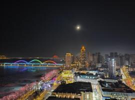 比邻中央大街江景公寓 楼下松花江 索道 地铁 防洪纪念塔，位于哈尔滨的酒店