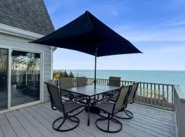 Scenic Gem: Waterfront View, Beach Access