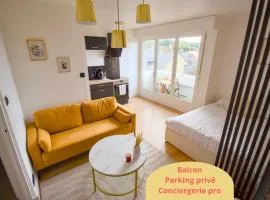 La Duché - Appartement neuf central, calme, vue sur les toits de Cherbourg et Parking, intendance Luxury Host