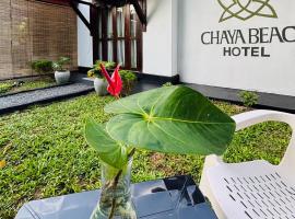 Chaya Beach Hotel,Tangalle，位于坦加拉的带停车场的酒店