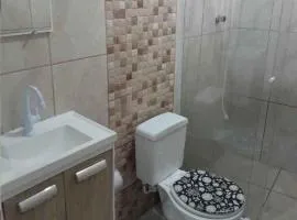 Quarto completo com banheiro privado